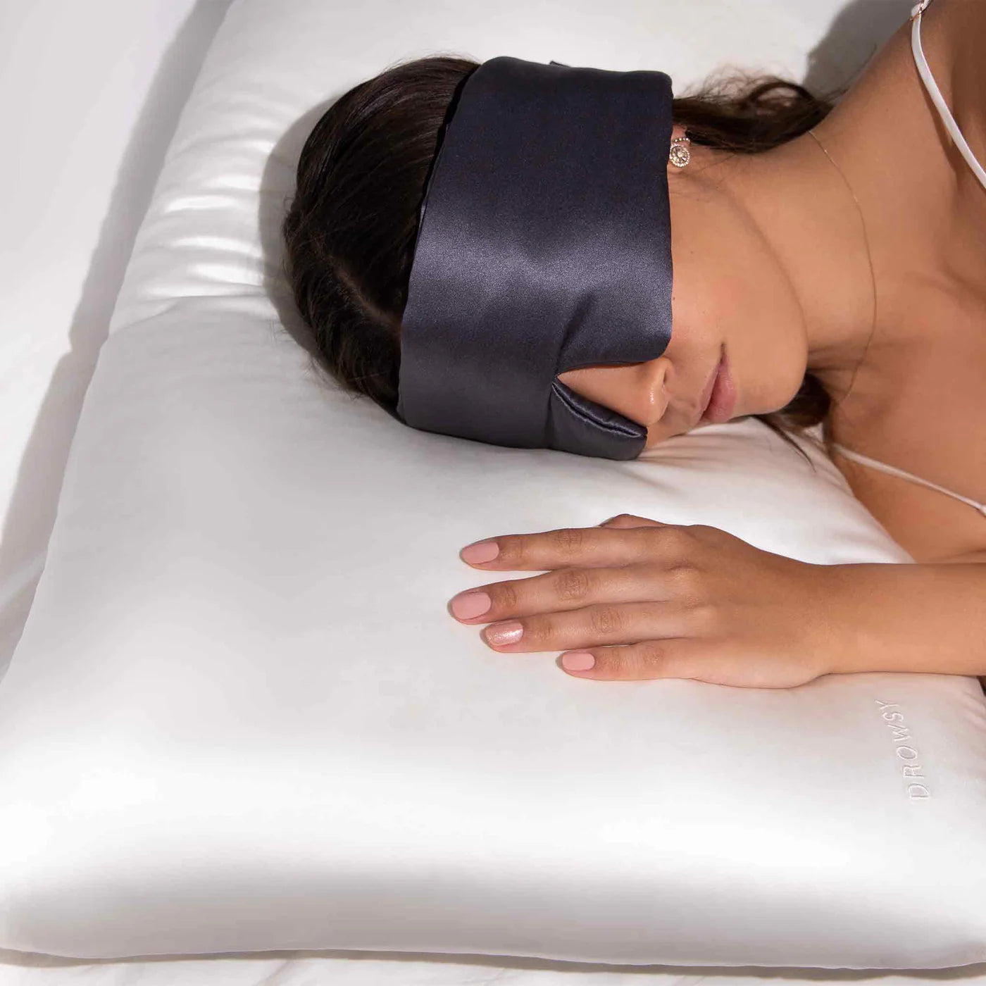 Drowsy-Sleep-Co-Akoya-Pearl-Silk-Pillow-Case-Model.webp