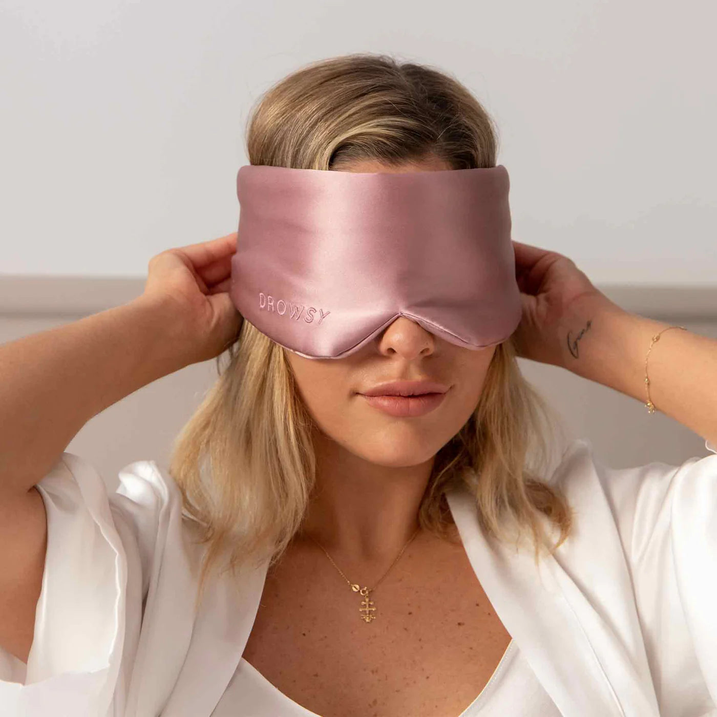 Drowsy-Sleep-Co-Damask-Rose-The-Mulberry-Silk-Eye-Mask-Smiling-Model02.webp